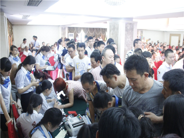 这排队火爆抢购的场面,大家相信这是在买车吗,买车吗,买车吗?