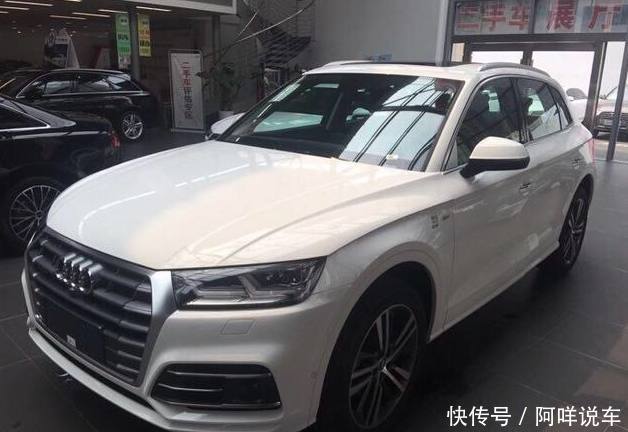 奥迪q5l顶配终于到店,白色车身果然更帅气,这下谁还买宝马x3