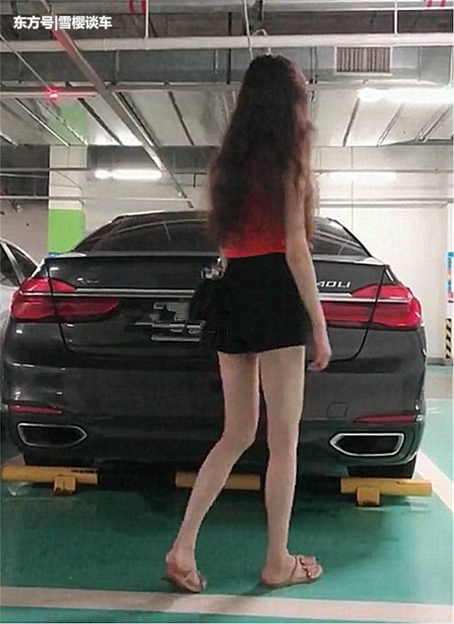 说到宝马7系,很多车主都知道宝马7系是宝马旗下最贵的车型,其中12缸的宝马7系运动款车型,落地的价格超过300万人民币,而宝马i8也不过200万。 最近,在南京车库偶遇一辆80万宝马7系,看到车主时,没想到是大长腿美女! 据悉,该款宝马7系是一辆宝马740li,国内售价在80万左右,终端优惠16左右,落地74万上下,搭载一台2.