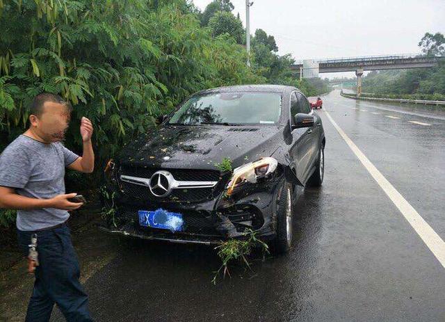 奔驰glc撞车真实图片,奔驰c200撞车真实图片 奥迪a3高速路遭奔驰glc撞击车主我无法接受这样的事实