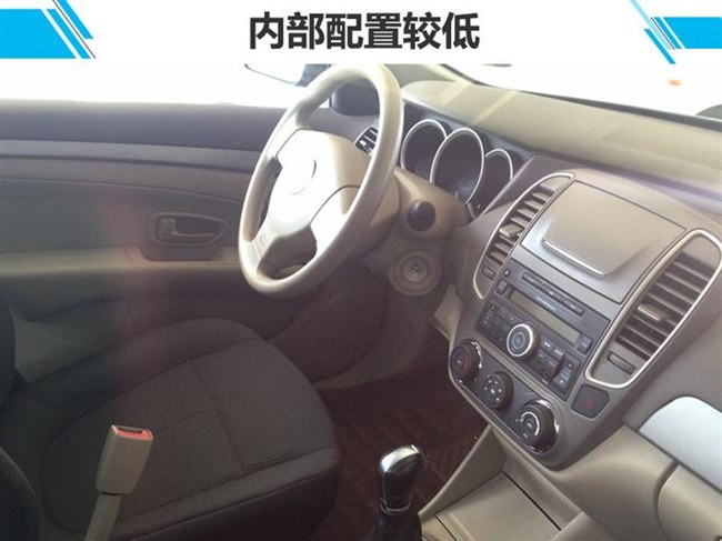 日产轩逸是大家非常熟悉的一款紧凑型轿车,在国内市场销售已有十余年。网上车市获得了一组东风俊风E11K实车图片。新车基于轩逸经典版版打造,外观上与轩逸经典版保持一致,换装东风LOGO,车尾两侧还贴有俊风和E11K标识。新车动力系统由燃油动力更改为纯电动驱动,续航里程310km。 动力方面,俊风E11K采用了三元锂离子电池,电动机最大功率100kW、峰值扭矩260Nm,电池容量49.