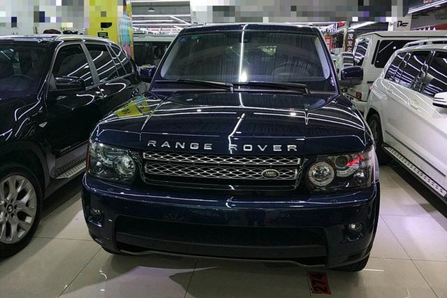 引擎盖上都用"landrover"或者是"rangerover"这样的英文字母作为标志