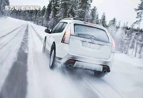 为什么汽车在冰雪路面上行驶急加油车轮就打滑急刹车就侧滑