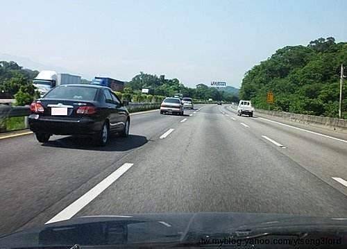 在高速上开车"低速行驶,既扣分又罚款