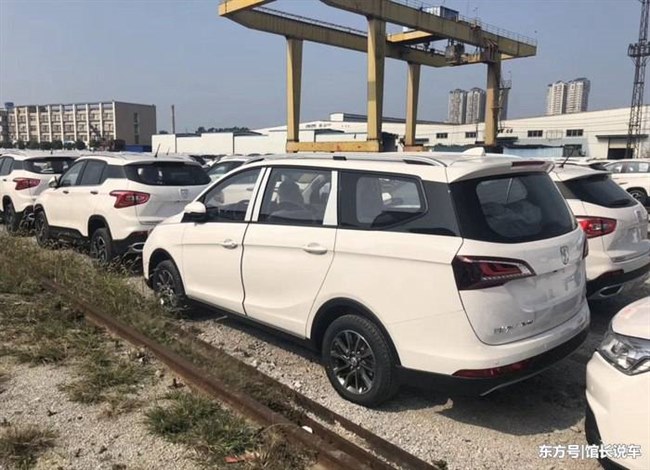 全国首辆2019款宝骏730实车到店换装悬浮式车顶
