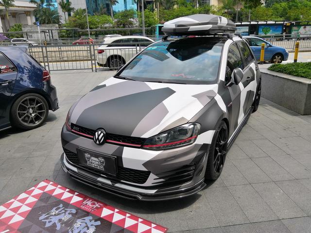 实拍七代高尔夫gti改装车,迷彩车身 战斗范车身件,暴力小钢炮
