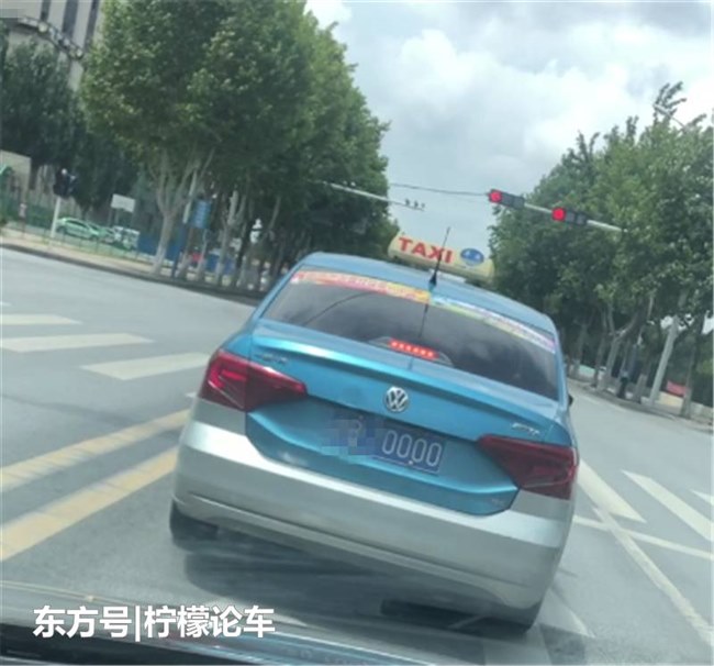 94万丰田陆巡挂1111牌细看旁边出租车没想到车牌也值钱