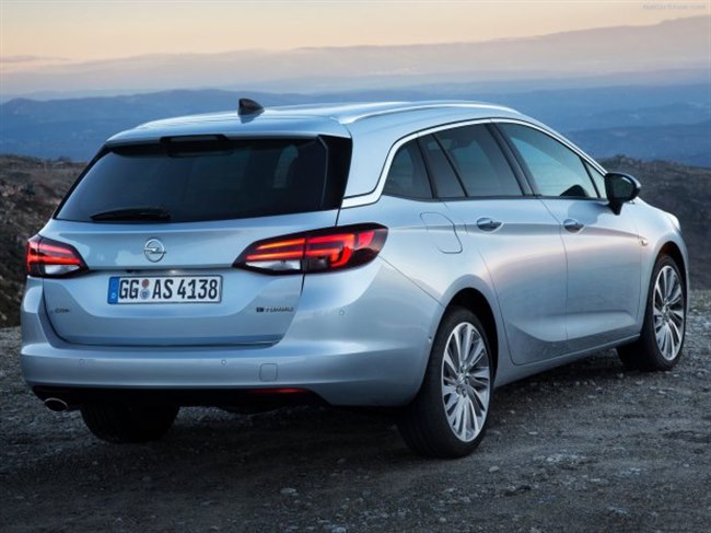 『欧宝Astra Sports Tourer』 编辑点评:很多年前,在国内消费者的消费观念中,一台没有屁股的汽车是很难被接受的,而当时大众推出的桑塔纳旅行版也只是被大量的作为政府采购警务用车,很少有消费者将其作为家用车来使用。 随着时间的推移,虽然两厢车逐渐被大众所接受,但这些年当中推出的旅行车却一直不温不火,其中就有文中我们提到的英朗旅行版车型的前身凯越旅行版。而目前,国内推出的旅行车越来越多,大众蔚领就可能成为该车未来的竞争对手之一,别克也有望借此机会继续推出旅行车,这让我们有理由相信旅行车的春天不