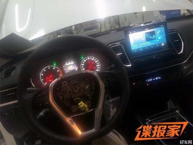 【好车网 国内新车】日前,有网友拍摄到了一组森雅R9的内饰谍照,作为一款定位将高于森雅R7的全新SUV车型。根据此前消息,其将于2018年5月正式上市销售。 根据此次曝光的内饰谍照来看,森雅R9的整体布局基本沿用了森雅R7的设计风格,例如三辐式多功能方向盘、仪表盘样式以及悬浮式中控屏样式等。值得注意的是,新车挡把区域采用了全新设计风格,整体更加时尚。此外,通过照片我们可以发现,该车后排并没有配备较为实用的空调出风口,不过也有可能该测试车辆为低配车型。 『此前曝光的森雅R9谍照(前后配备了量产灯组