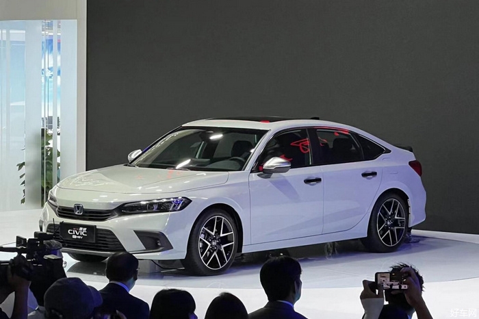 首页>新车频道>国内新车>全新思域e:hev的外观设计与普通燃油版车型