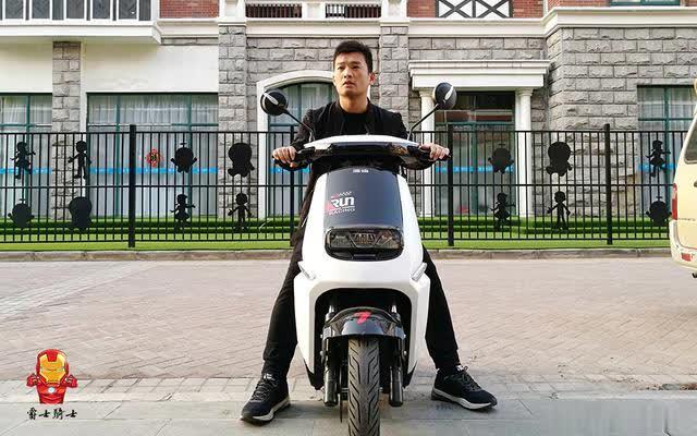 最高时速45km/h，续航65公里，男人最爱的电动车：雅迪莱客体验