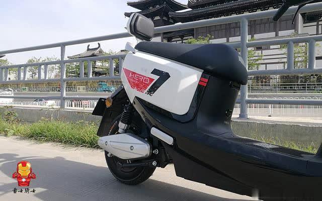最高时速45km/h，续航65公里，男人最爱的电动车：雅迪莱客体验