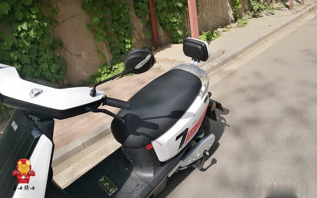 最高时速45km/h，续航65公里，男人最爱的电动车：雅迪莱客体验