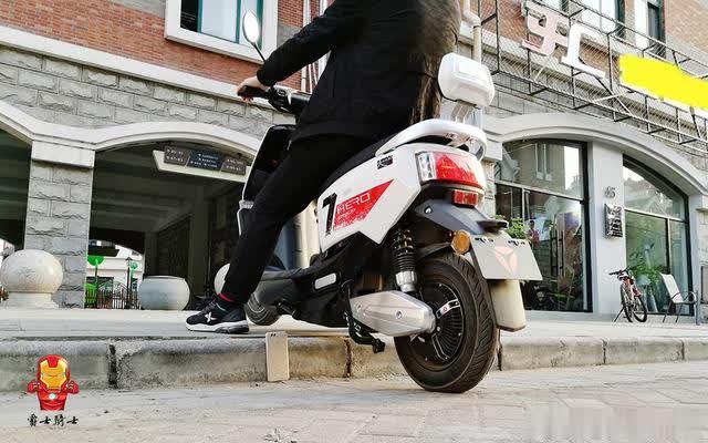 最高时速45km/h，续航65公里，男人最爱的电动车：雅迪莱客体验