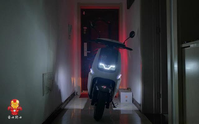 最高时速45km/h，续航65公里，男人最爱的电动车：雅迪莱客体验