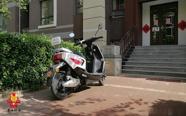 最高时速45km/h，续航65公里，男人最爱的电动车：雅迪莱客体验
