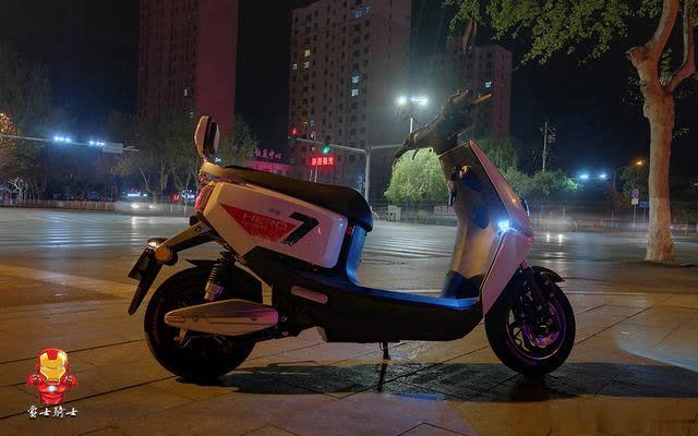 最高时速45km/h，续航65公里，男人最爱的电动车：雅迪莱客体验