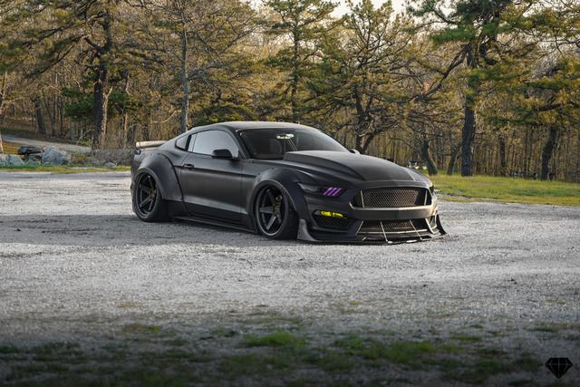 「汽车改装集」福特MUSTANG全车爆改 低趴黑武士风格