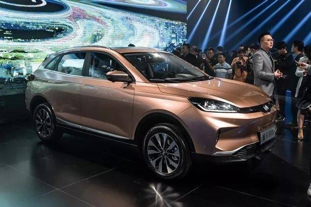 威馬ex5定位一款純電動suv,是威馬汽車推出的首款車型,共6款版本,補貼