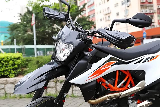 靜態體驗街道殺手級摩托車,2019 ktm 690 smc-r