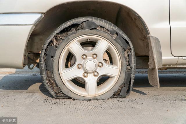 小轎車跑高速,最怕遇見爆胎!建議車裡備個它,不換輪胎照樣跑