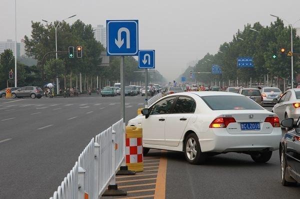 为何左转红灯亮时能掉头,而绿灯不行?交警:最后一遍,请牢记