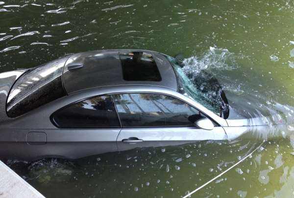 汽车不小心掉入水中应该如何逃生老司机告诉你