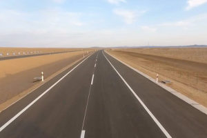 全球最长的沙漠高速公路 节假日都没什么车经过