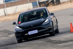 性能出色产品力够硬 场地试驾特斯拉Model 3