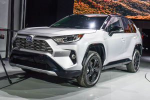 丰田RAV4搭载凯美瑞动力，内饰用料升级，还看什么奇骏？