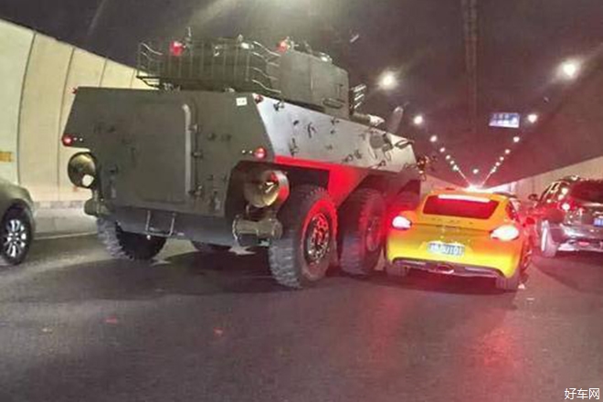 隧道里保时捷撞上装甲车 网友称车主摊上大事了