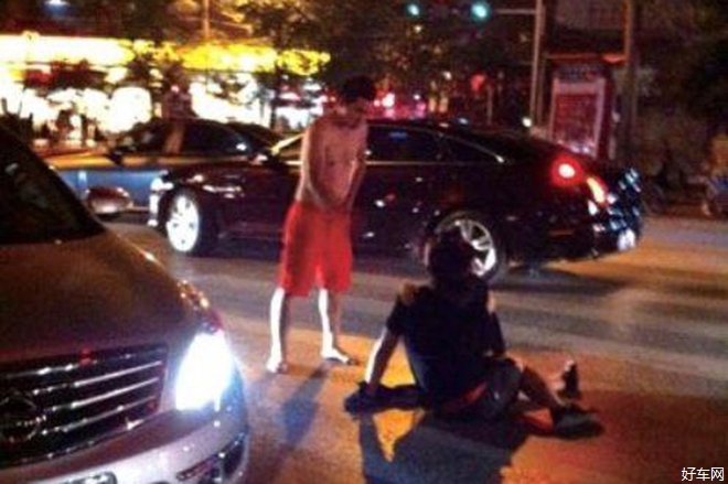 奔驰车主怒打捷豹车主 网友感叹连穷人都当不起了