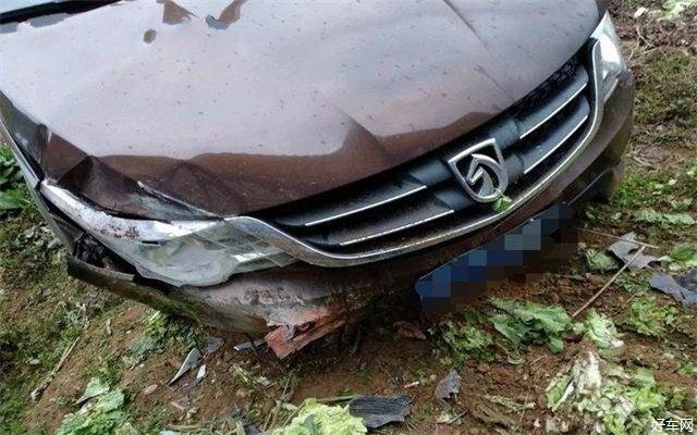 小伙开“神车”回家过年，油门当刹车用，车没事墙给干翻了！