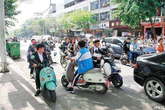 交警提醒: 电动车新规出台, 上路要牌照和驾照, 汽车司机笑了
