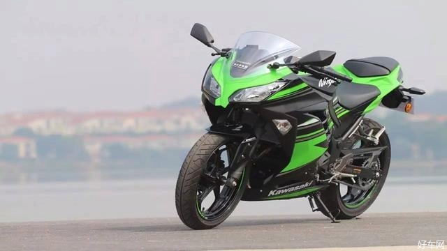 國內賣的最火的川崎ninja250摩托車價格便宜只要41萬元