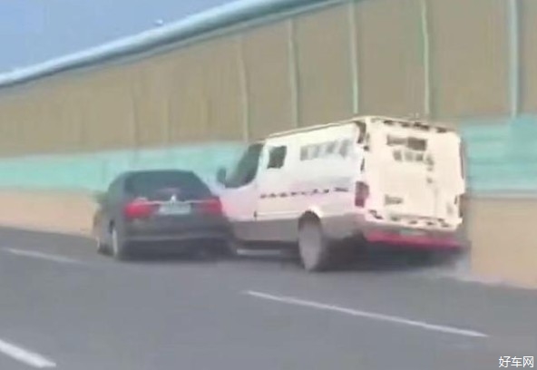 私家车别停运钞车 涉事司机表示真不是抢钱