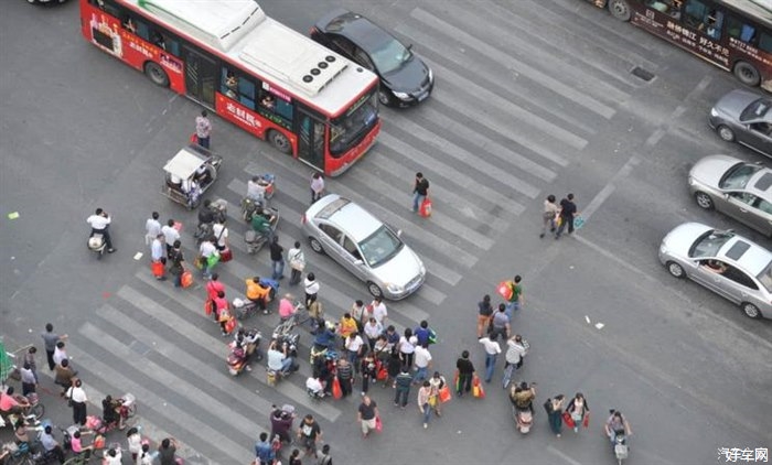 行人闖紅燈 機(jī)動(dòng)車到底該不該禮讓呢？