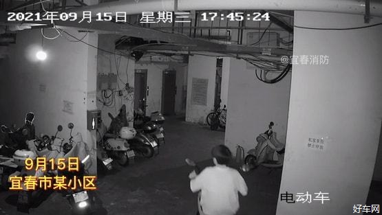 仅仅一分钟！宜春一小区车库燃起熊熊大火