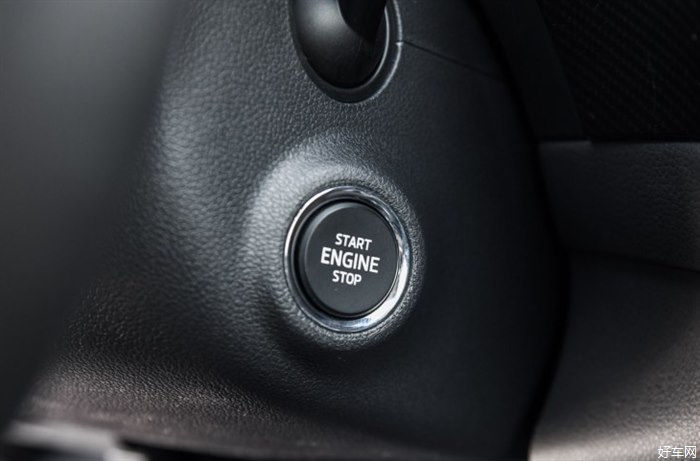 一键启动的车型，行驶中再按启动键会熄火？方向盘会锁止？
