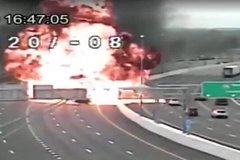 美国高速公路油罐车爆炸 因轿车逆行撞击